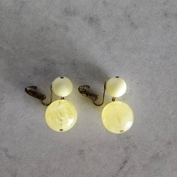 VINTAGE GERMAN YELLOW CLEAR SWIRL MARBLE AND OPAQUE BALL DROP CLIP-ON EARRINGS - Picture 9 of 11